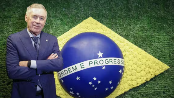 Carlo Ancelotti, técnico da seleção brasileira, celebrando renovação de contrato com a CBF até 2030.