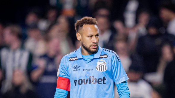 Neymar Jr vestindo a camisa da seleção brasileira em campo, destacando seu possível retorno às convocações da CBF.
