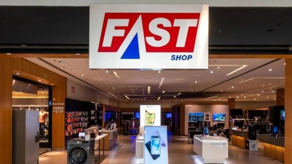 Fachada de loja Fast Shop ilustrando multa de R$ 1,04 bilhão aplicada pela CGE-SP por fraude de ICMS.