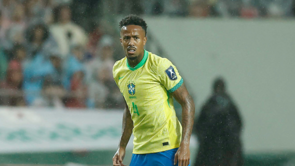 Jogadores de futebol lesionados em campo simbolizando desfalques para a Seleção Brasileira e clubes na Copa do Mundo.