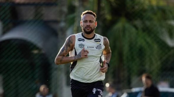Neymar Jr. realiza treinamento físico no gramado do CT Rei Pelé durante fase de transição no Santos FC.