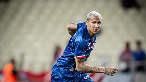 Deyverson troca o Brasil pelo Equador e assina com a LDU para 2026