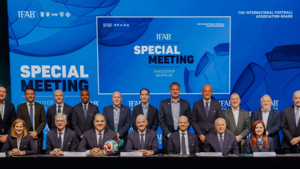 Bandeira do Irã e logotipo da Fifa em destaque sobre mapa do Canadá para a Copa do Mundo de 2026.