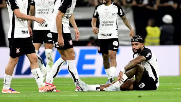 Memphis Depay, atacante do Corinthians, em ação no gramado antes de sofrer lesão muscular de grau 2.