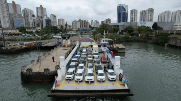 Motoristas enfrentam trânsito na balsa entre Guarujá e Santos desde segunda (09)