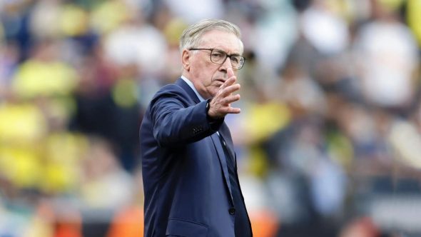 Jogadores da Seleção Brasileira em campo contra a França no Gillette Stadium; derrota do Brasil por 2 a 1 em amistoso.