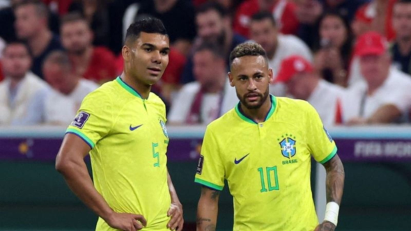 Casemiro e Neymar Jr com uniforme da seleção brasileira em destaque para a Copa do Mundo.