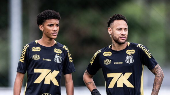 Neymar e Robinho Jr em momento de tensão durante treinamento oficial do Santos no CT Rei Pelé.