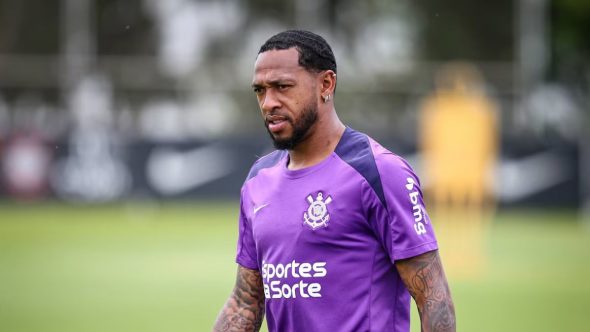 Volante José Martínez em ação pelo Corinthians; jogador enfrenta lesão no joelho e futuro indefinido no clube.