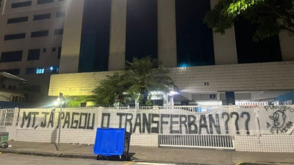 Torcedores protestam contra Marcelo Teixeira em frente à universidade, em Santos