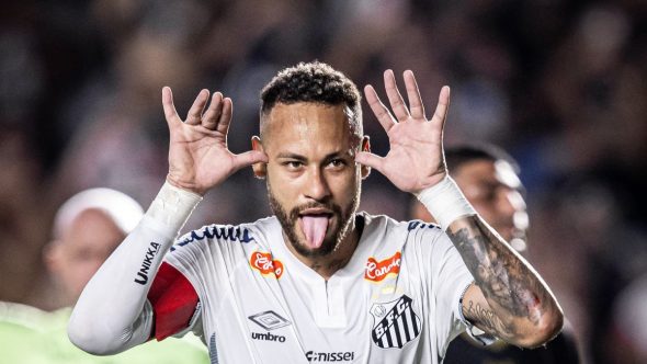 Luizão pentacampeão mundial avaliando desempenho de Neymar na seleção brasileira para Copa do Mundo.