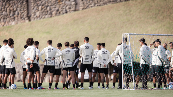 Elenco do Santos FC reunido com diretoria para tratar de atrasos salariais e gestão financeira.