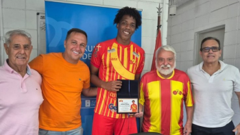 Zagueiro Perea do Jabaquara celebra o gol que o Pelé não fez contra o Comercial no Paulistão A4.