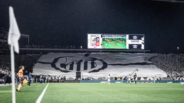 Jogadores de Santos e Coritiba em campo na Neo Química Arena durante partida oficial do Peixe.