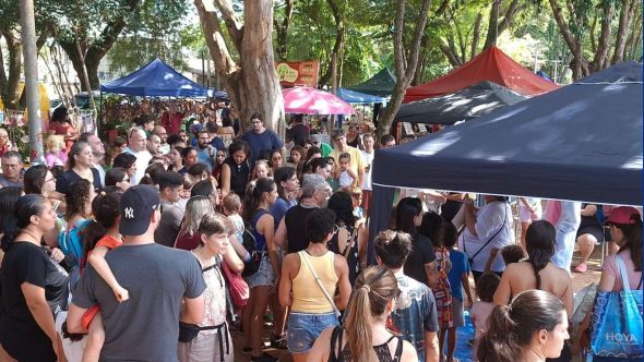 Apresentação gratuita de dança flamenca na Feira de Barão em Campinas, Praça do Coco, evento cultural tradicional.