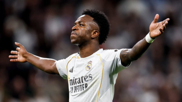 Vinicius Jr. em campo pelo Real Madrid contra o Bayern de Munique no Santiago Bernabéu pela Champions League.