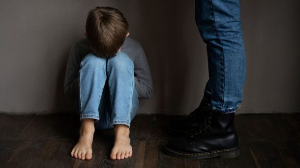 Idoso de 73 anos é condenado por obrigar criança de 10 a fazer sexo oral, mas... nada acontece