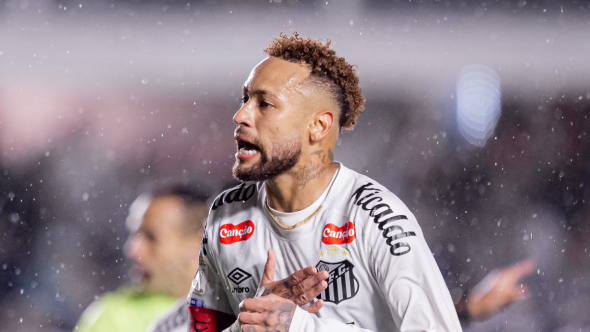 Jogadores de Santos e Coritiba em disputa pela quinta fase da Copa do Brasil no estádio Couto Pereira.