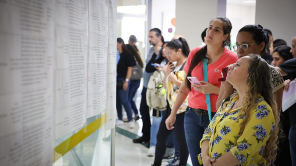 Candidatos participando do Feirão de Empregos Sumaré com vagas em logística, indústria e administração.