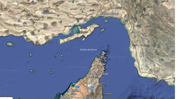 Navios militares dos EUA e Irã em operação no Estreito de Ormuz durante crise diplomática no Oriente Médio.