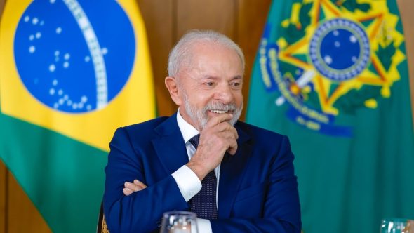 Trabalhador brasileiro em momento de descanso simbolizando o fim da escala 6x1 e redução da jornada.