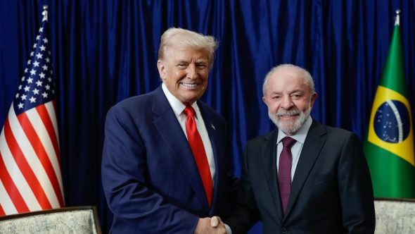Darren Beattie, assessor de Donald Trump, tem visto para o Brasil revogado pelo Itamaraty por omissão de dados.