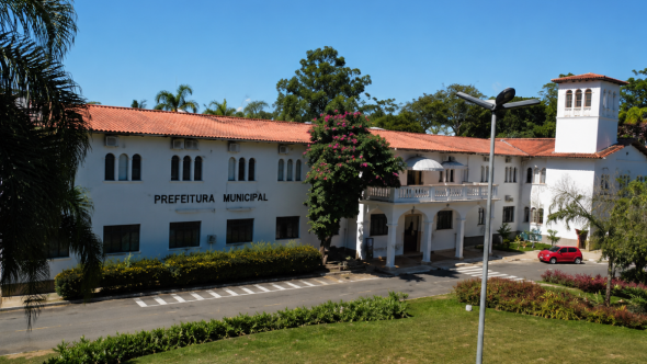 Candidato analisando edital de concurso público no Estado de São Paulo com foco em vagas e salários altos.