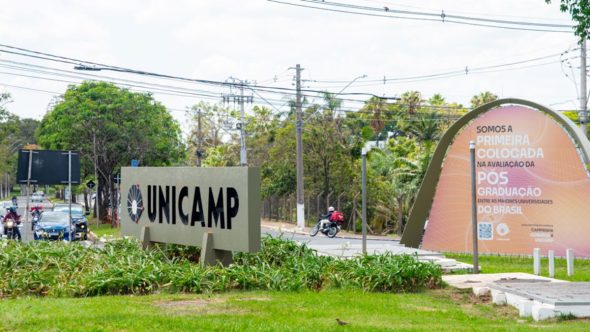 Campus da UNICAMP ilustrando a expansão acadêmica com novos cursos de Relações Internacionais e Ciência de Dados.