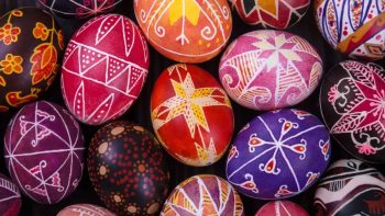 Domingo de Páscoa: símbolos da ressurreição de Jesus Cristo e renovação espiritual em destaque.