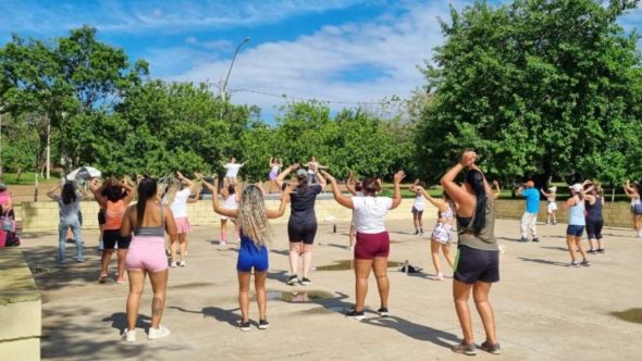 Aulão de zumba e atividades de lazer no Domingo Fitness na Lagoa do Taquaral, Campinas.