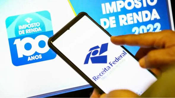 Calendário oficial de restituição do Imposto de Renda 2026 com datas dos quatro lotes de pagamento.