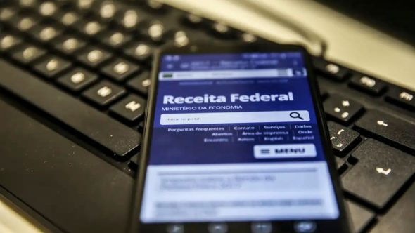 declaração do Imposto de Renda 2026 no computador para envio imediato à Receita Federal.