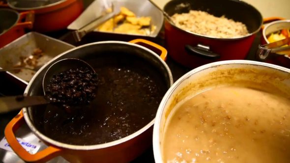 Impacto da insegurança alimentar em famílias de favelas brasileiras, destacando dados do Instituto Desiderata.