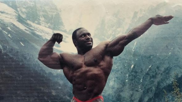 Lee Haney, ícone do fisiculturismo, em pronunciamento oficial confirmando que está vivo e bem.