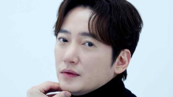 Ator sul-coreano Lee Sang-bo em retrato oficial para notícia sobre seu falecimento aos 44 anos.