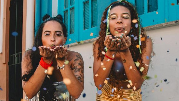Looks para o Carnaval 2026: tendências de moda para curtir a folia com estilo