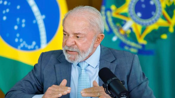 Procedimento cirúrgico de Lula é realizado sem intercorrências. Ele deve voltar a cumprir agenda na segunda-feira (27)