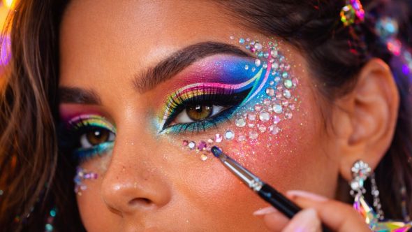 Maquiagem para o Carnaval 2026: tendências e dicas para make durar