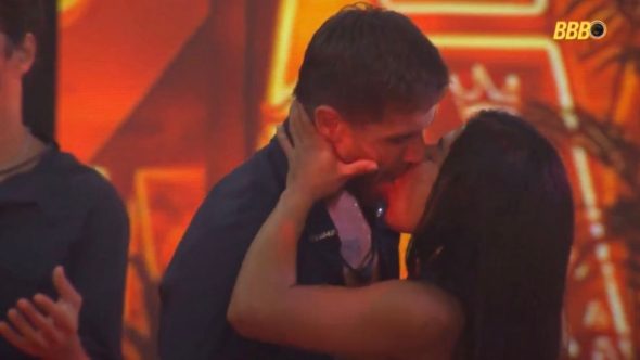 Marciele e Jonas se beijam