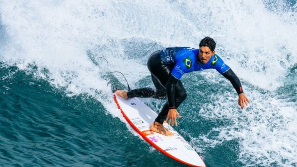 Gabriel Medina executa manobra na etapa de Margaret River, Austrália, destacando força do Brasil no surfe mundial.