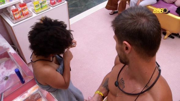 Jonas interage com Ana Paula, Milena e Samira no banheiro do BBB 26 em momento inesperado do reality.