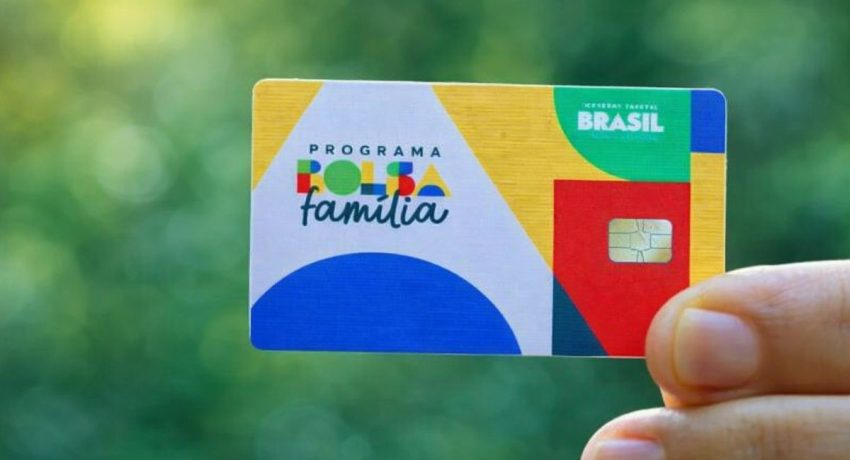 Cartão do Bolsa Família em destaque para consulta do calendário de pagamentos de abril pelo NIS.