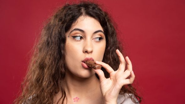 Dá para comer chocolate na Páscoa sem culpa e medo de espinhas