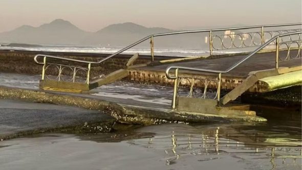 Danos estruturais em passarela da Praia de Santos causados por forte ressaca do mar.