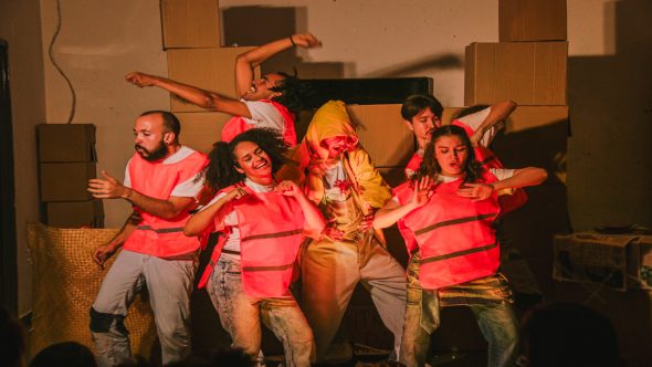 Cena do espetáculo Os Invisíveis do grupo Estúdio Cênico no Centro de Convivência Cultural de Campinas.