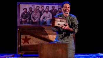 Ator Mouhamed Harfouch em performance do espetáculo Meu Remédio, solo premiado em cartaz em Campinas.