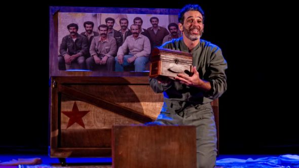 Ator Mouhamed Harfouch em performance do espetáculo Meu Remédio, solo premiado em cartaz em Campinas.