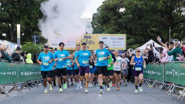 Atleta em treinamento de corrida focado na preparação física para a Meia de Santos 2026.