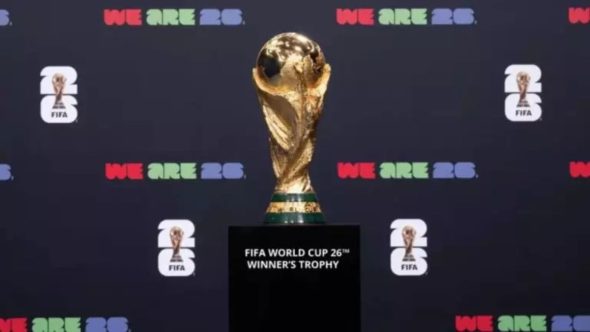 Estádio de futebol iluminado com as bandeiras dos países sedes da Copa do Mundo 2026: EUA, México e Canadá.