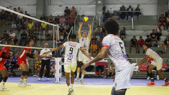 Atletas da equipe de vôlei de Praia Grande em quadra celebrando parceria de naming rights com Sabesp.